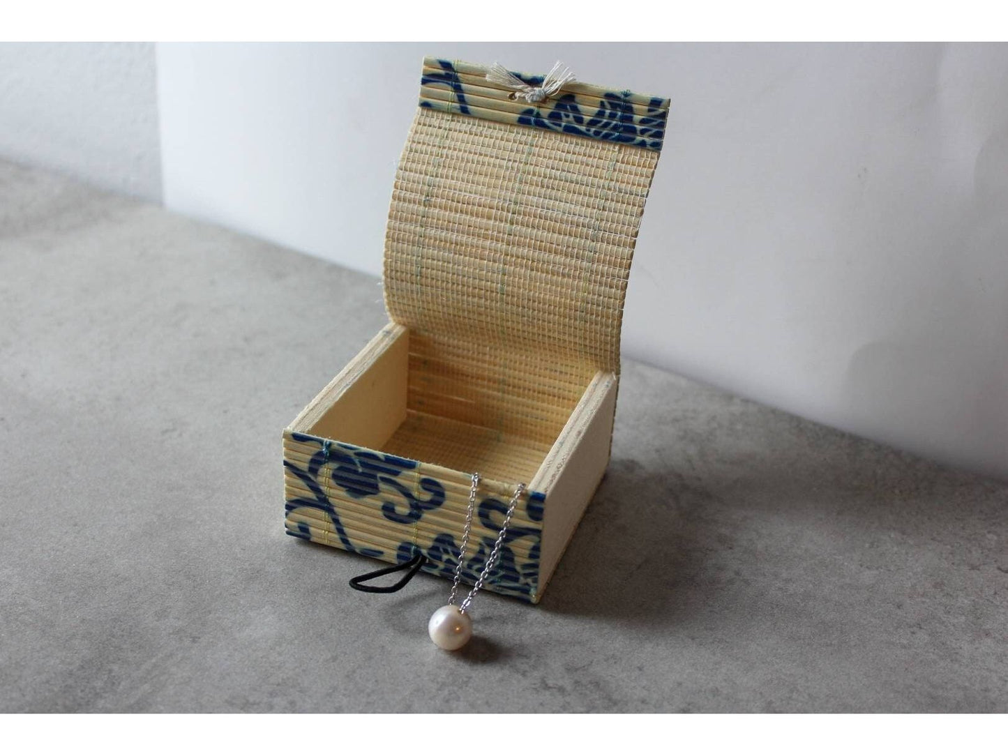 Pearl Bridesmaid jewelry - floating 10 mm white pearl chain necklace, delicate dainty choker