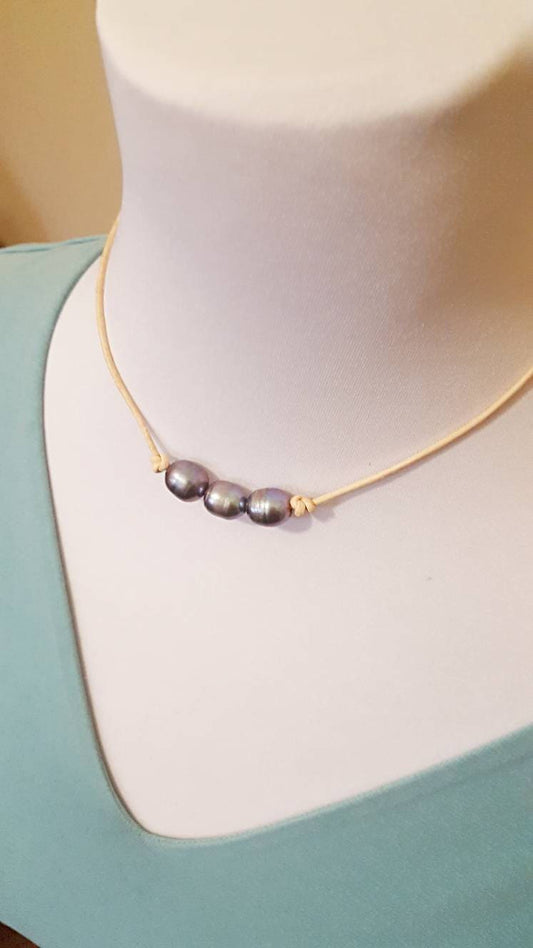 3 Pearls Leather choker necklace