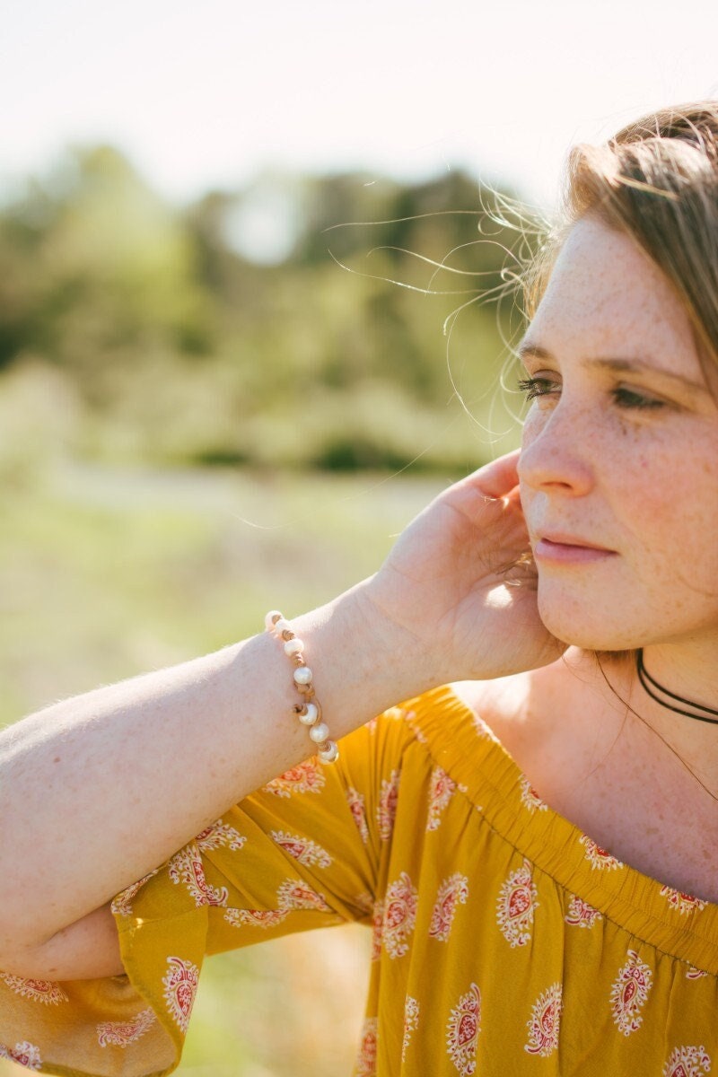 Leather Baroque pearl bracelet, Knotted Pearl and leather bracelet, Gift for mom for Mother&#39;s Day