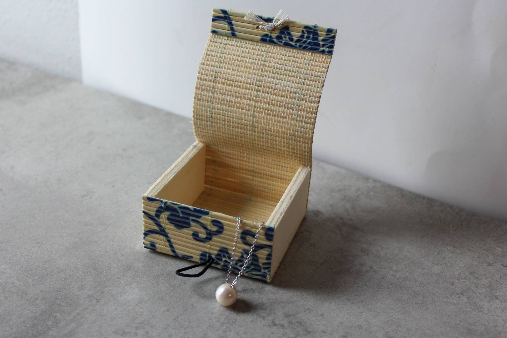 Pearl Bridesmaid jewelry - floating 10 mm white pearl chain necklace, delicate dainty choker