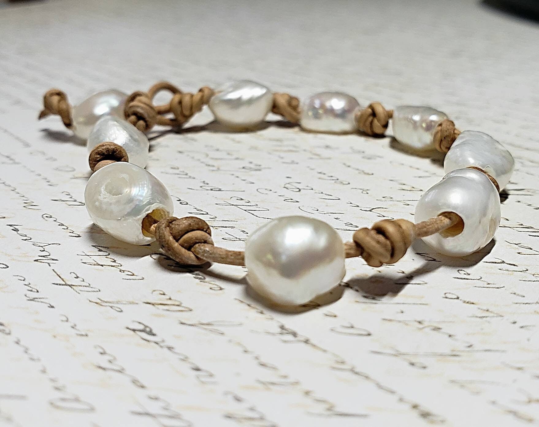 Leather Baroque pearl bracelet, Knotted Pearl and leather bracelet, Gift for mom for Mother&#39;s Day