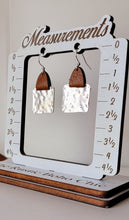 Load image into Gallery viewer, Leather strap Hammered square earrings,
