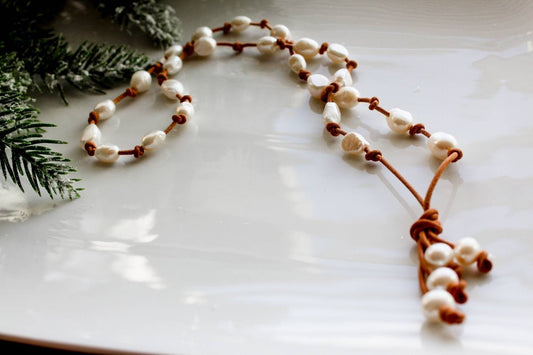 Baroque pearls knotted on Leather necklace