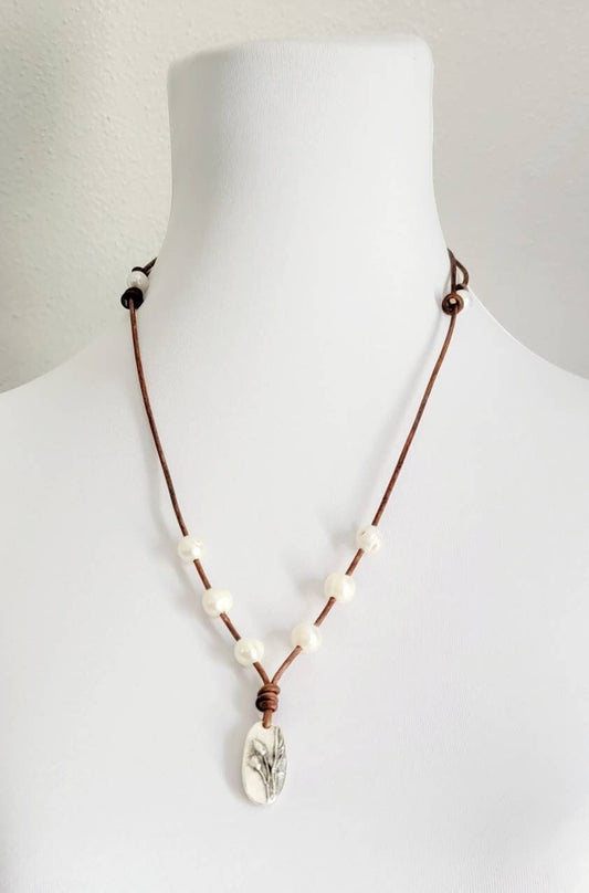Iris pendant leather pearl necklace